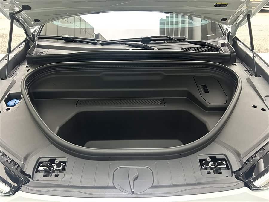 Audi Q6L e-tron 2025 car image #9