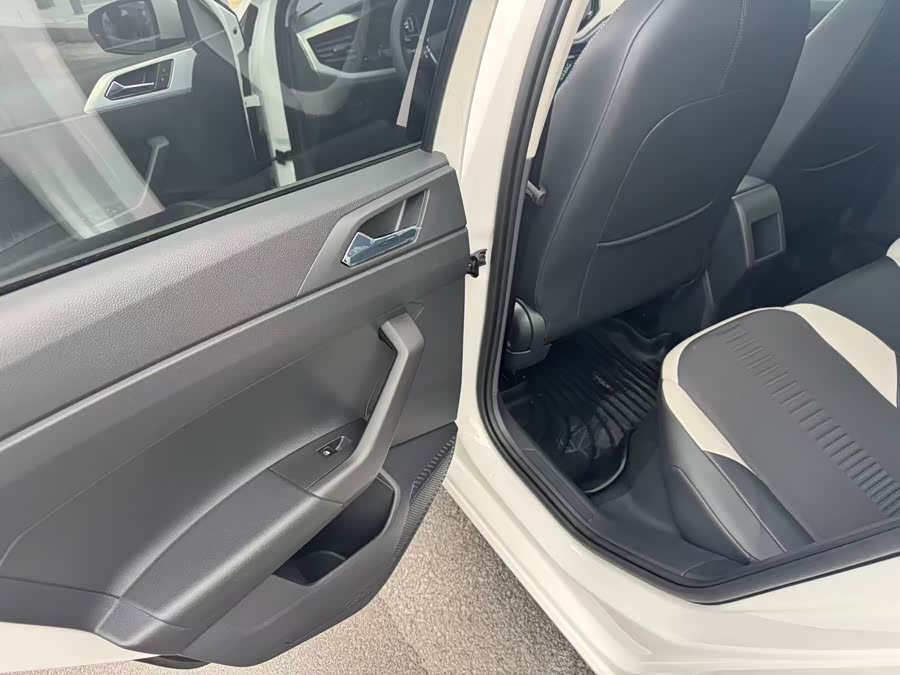 Volkswagen Polo 2020 car image #9