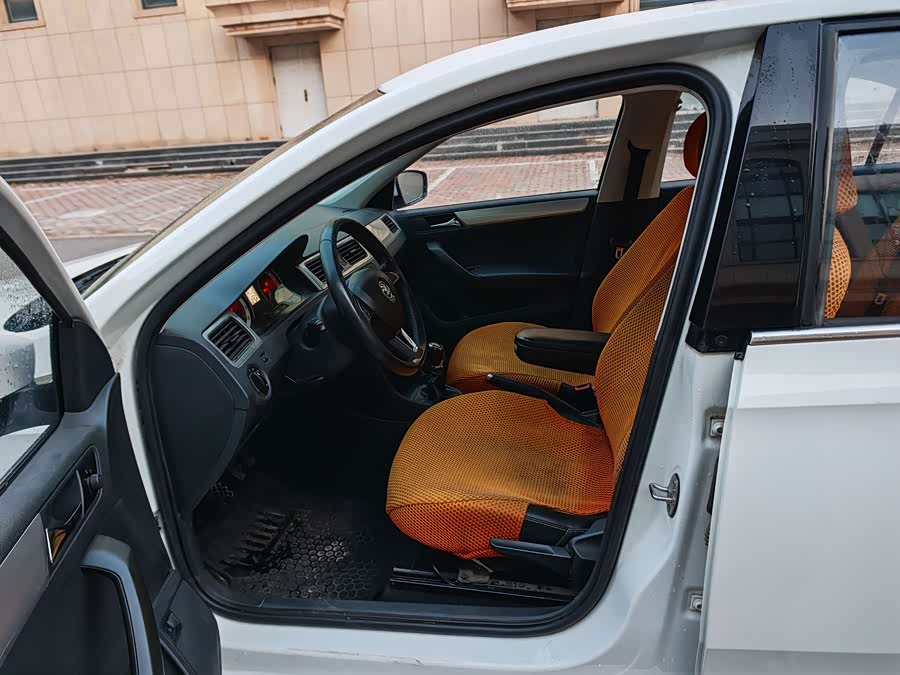 Skoda Rapid 2018 car image #9