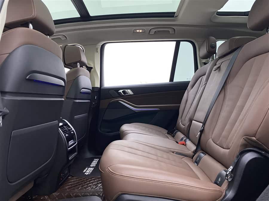 BMW X7 2021 car image #9