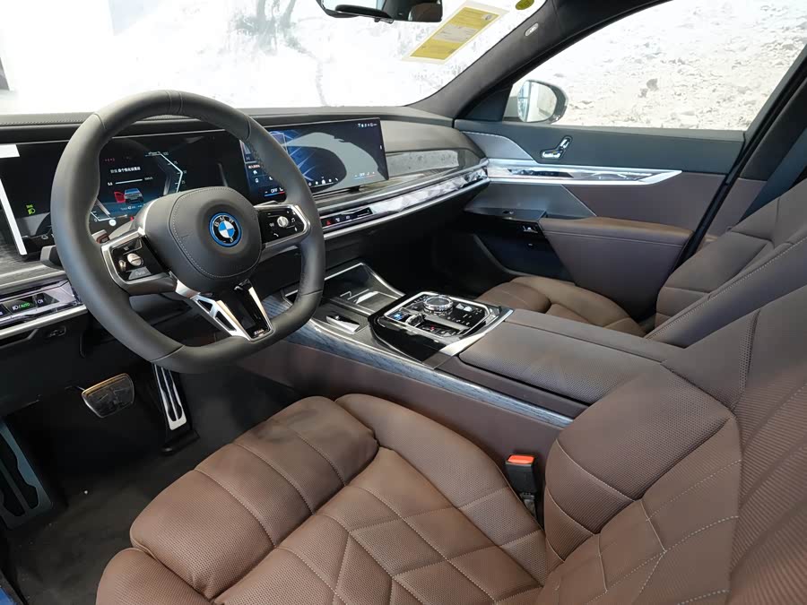 BMW i7 car image #9