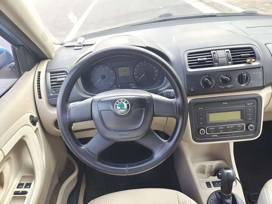 Skoda Fabia 2013 immagine di auto #9