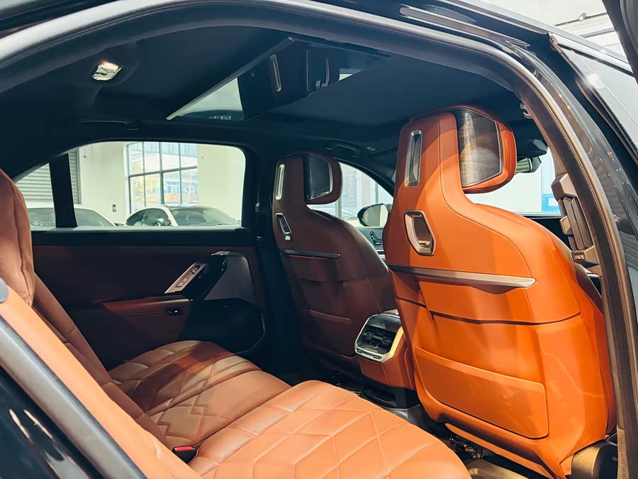 BMW i7 2023 car image #9