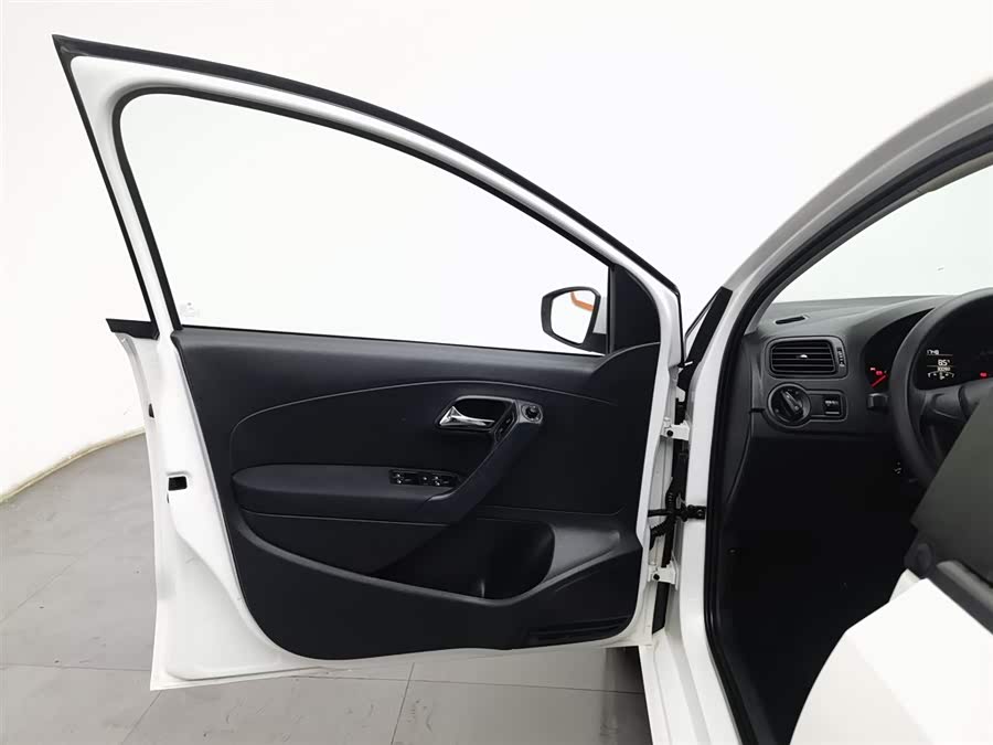 Volkswagen Polo 2014 car image #9