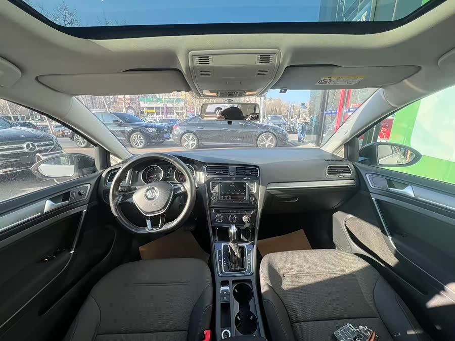 Volkswagen Golf 2017 car image #9