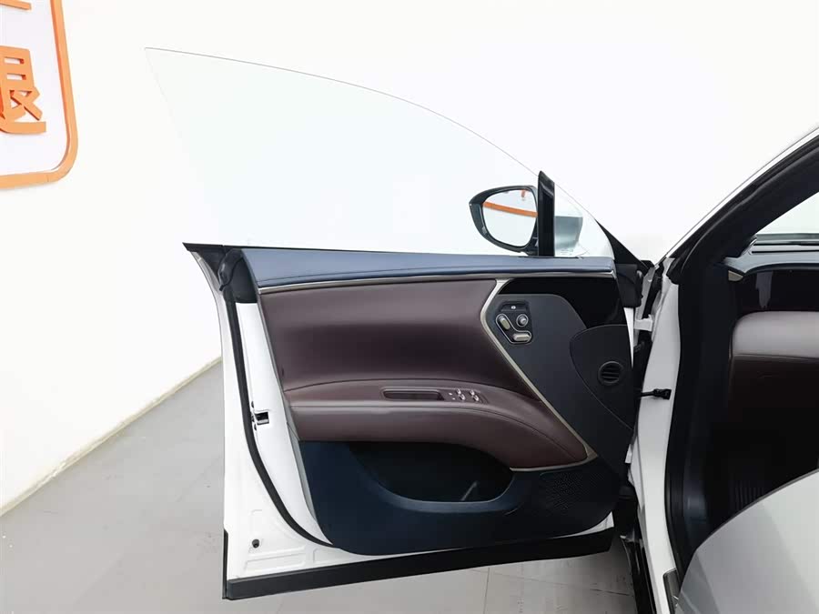 Avatr 11 2023 car image #9
