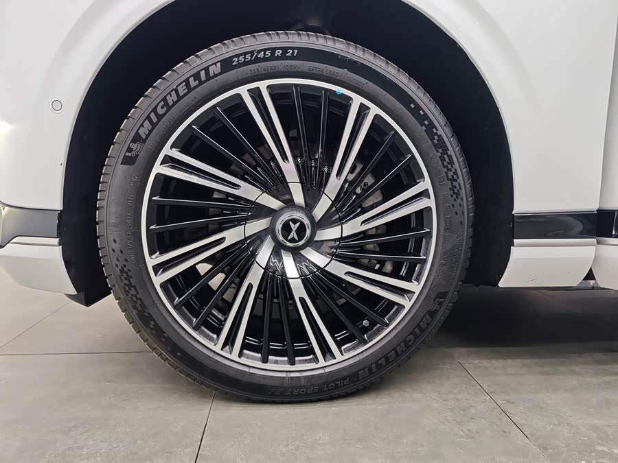 Xpeng G9 2025 صورة سيارة #9