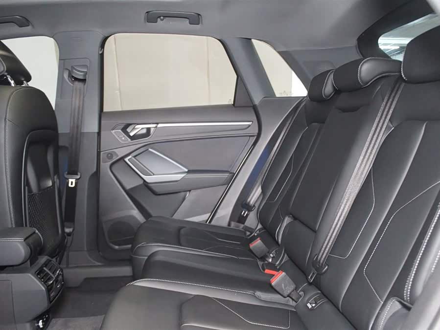 Audi Q3 2023 car image #9