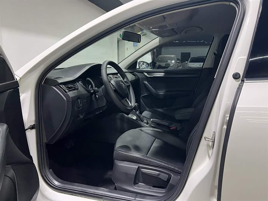 Skoda Octavia 2021 car image #9
