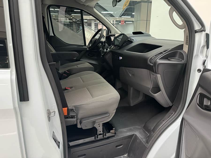 Ford Transit 2022 car image #9