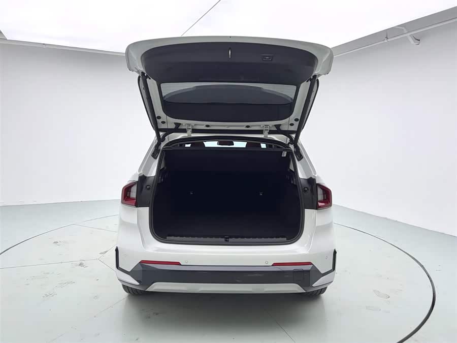 BMW iX1 2024 car image #9