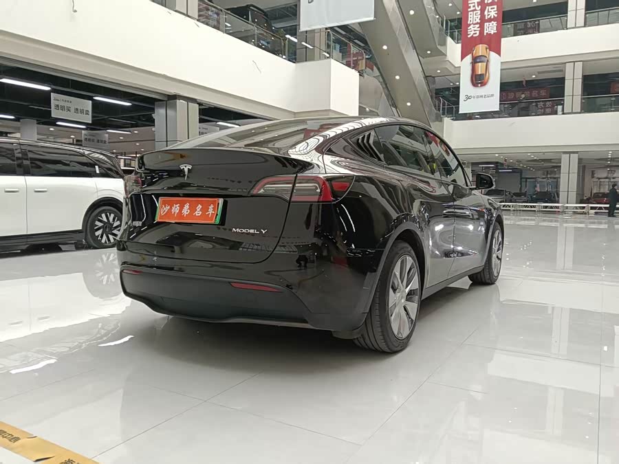 Tesla Model Y 2023 car image #9