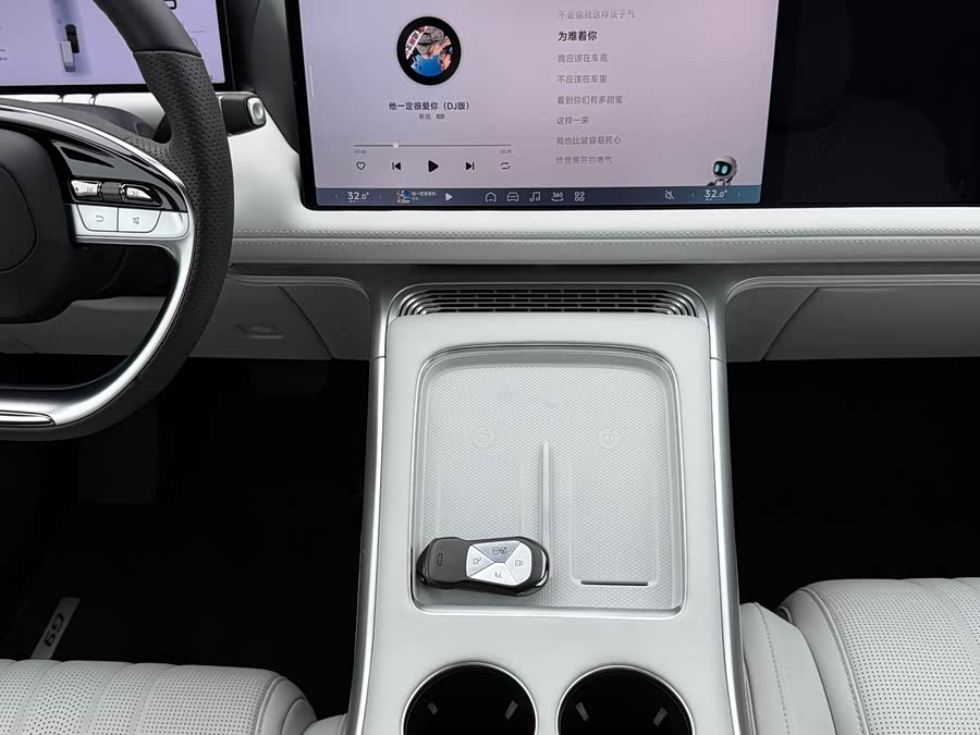 Xpeng G9 2025 car image #9