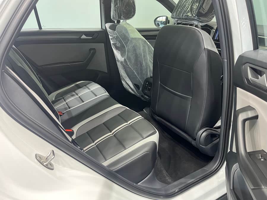 Volkswagen T-Roc 2025 car image #9