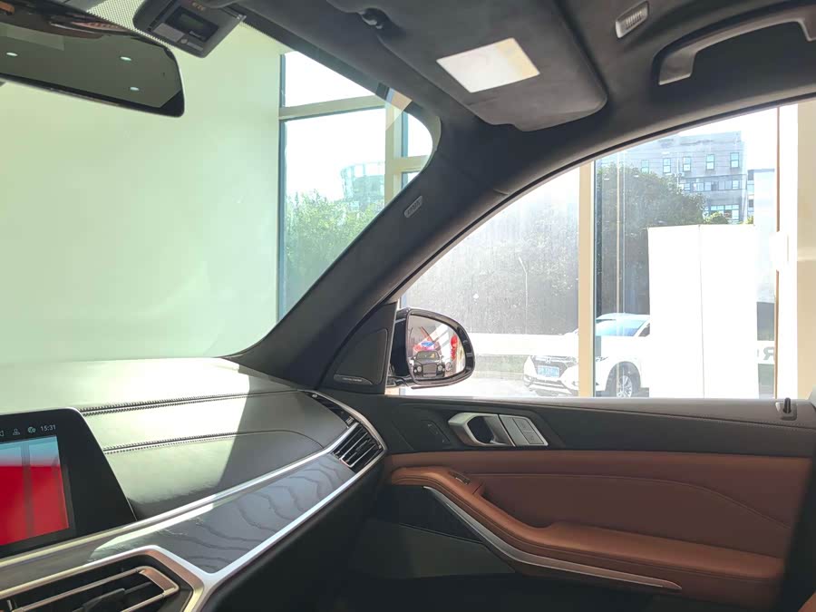 BMW X7 2021 car image #9