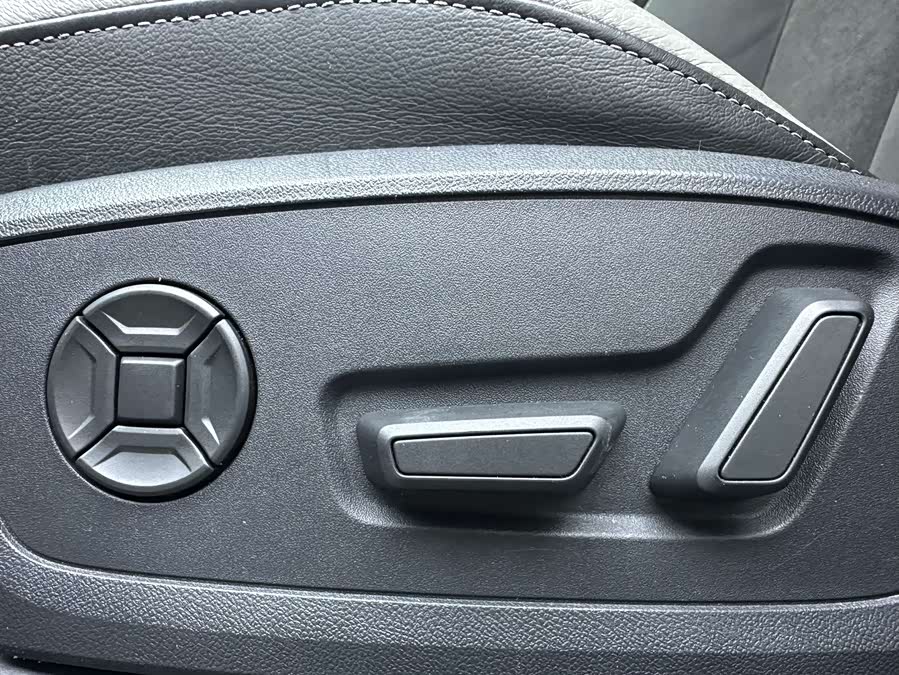 Audi Q3 2021 car image #9