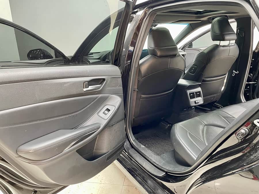 Toyota Avalon 2019 car image #9