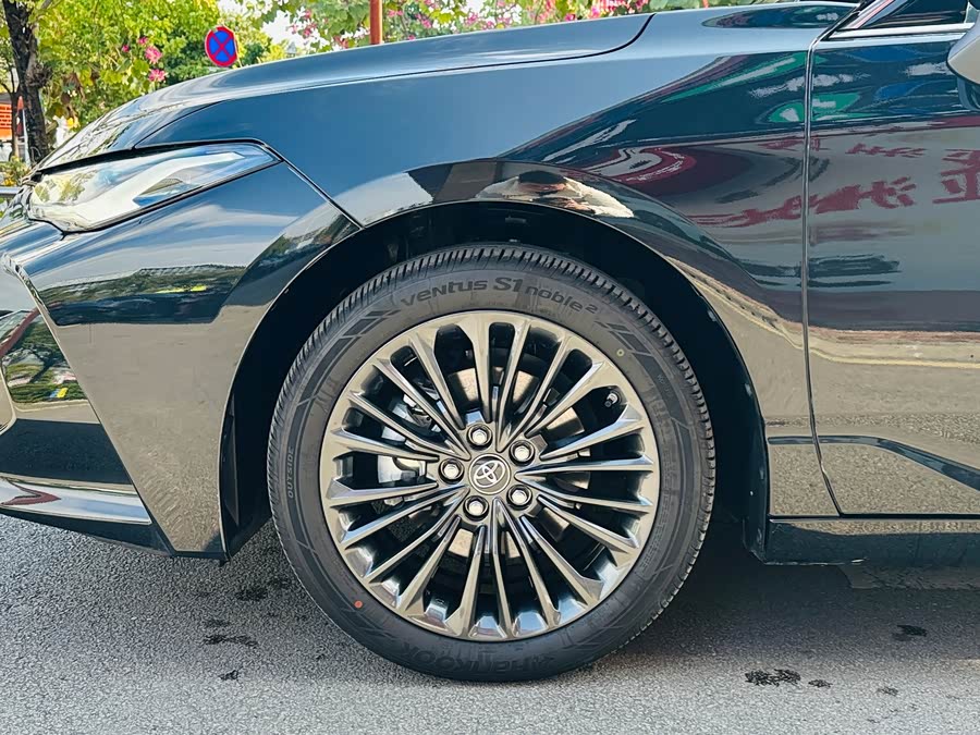 Toyota Avalon 2023 car image #9