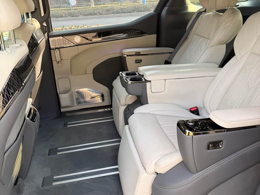 Zeekr 009 2023 car image #9