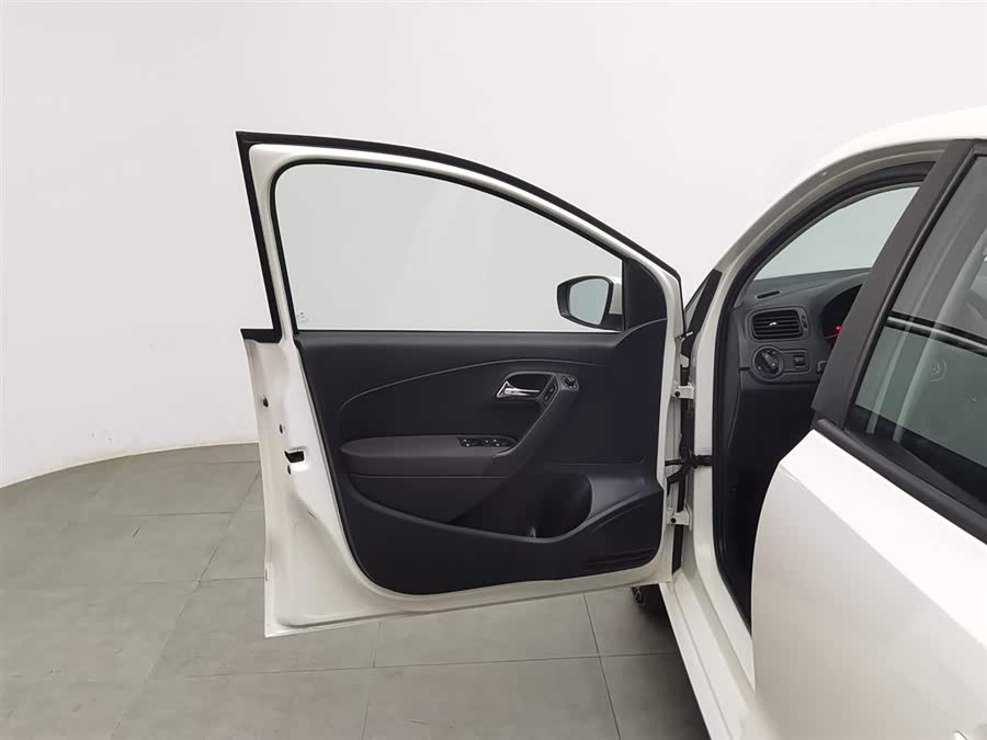Volkswagen Polo 2015 car image #9