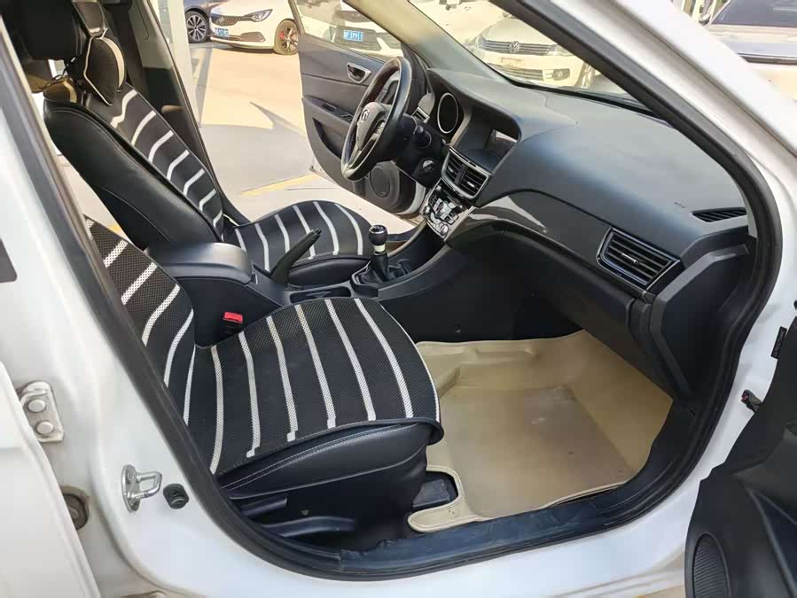 Soueast V5 Lingzhi 2014 car image #9