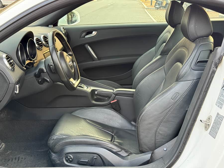 Audi TT 2011 car image #9