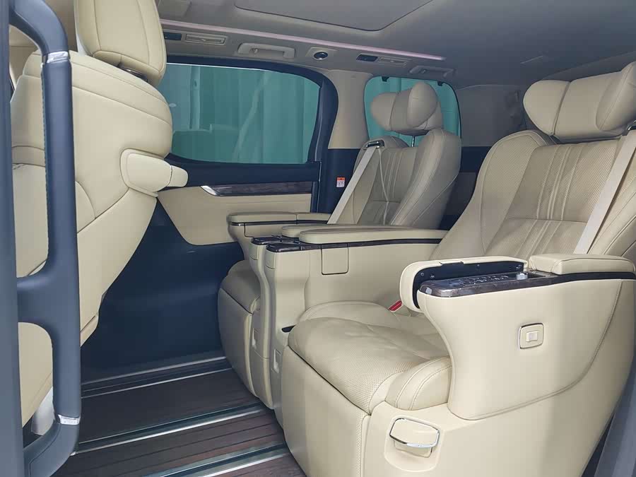 Toyota Alphard 2023 car image #9