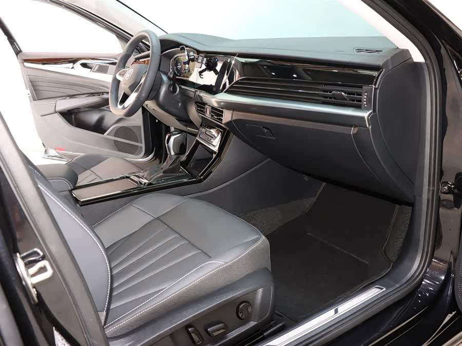 Volkswagen Passat 2025 car image #9