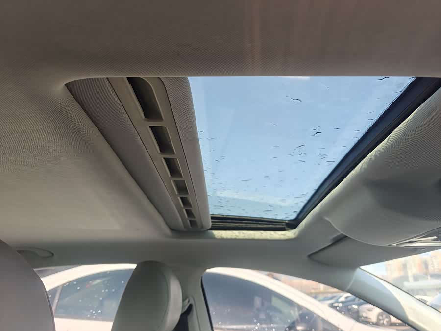 Skoda Rapid 2015 car image #9