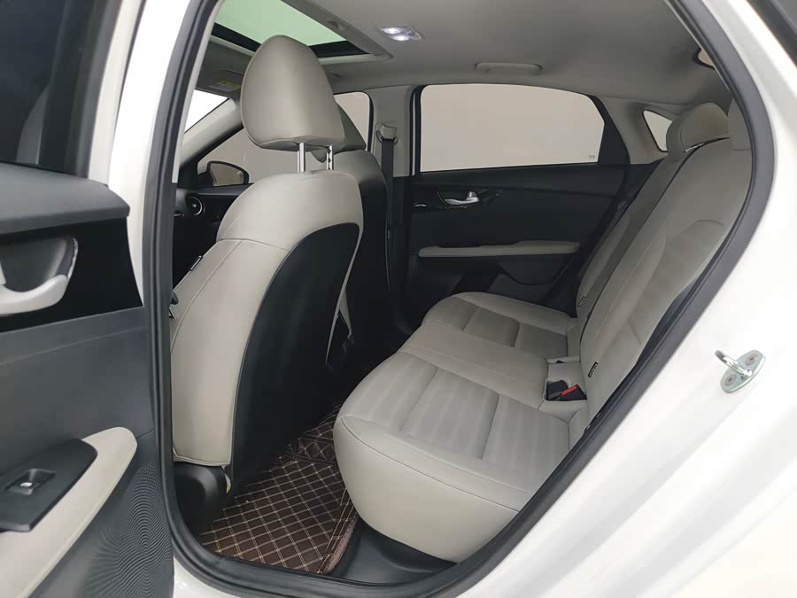 Kia K3 2023 car image #9