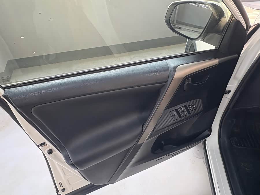 Toyota RAV4 2015 car image #9