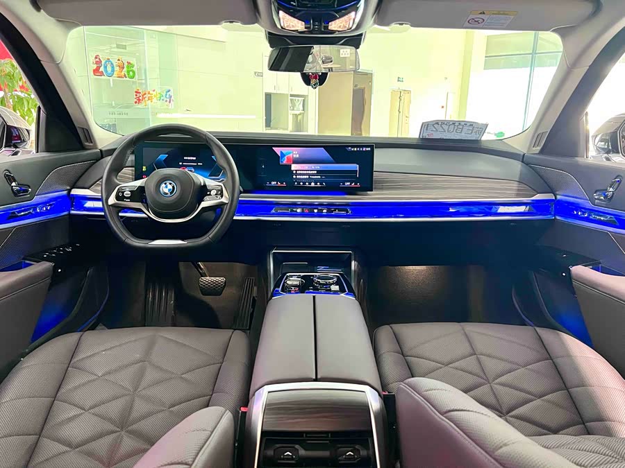 BMW i7 2024 car image #9