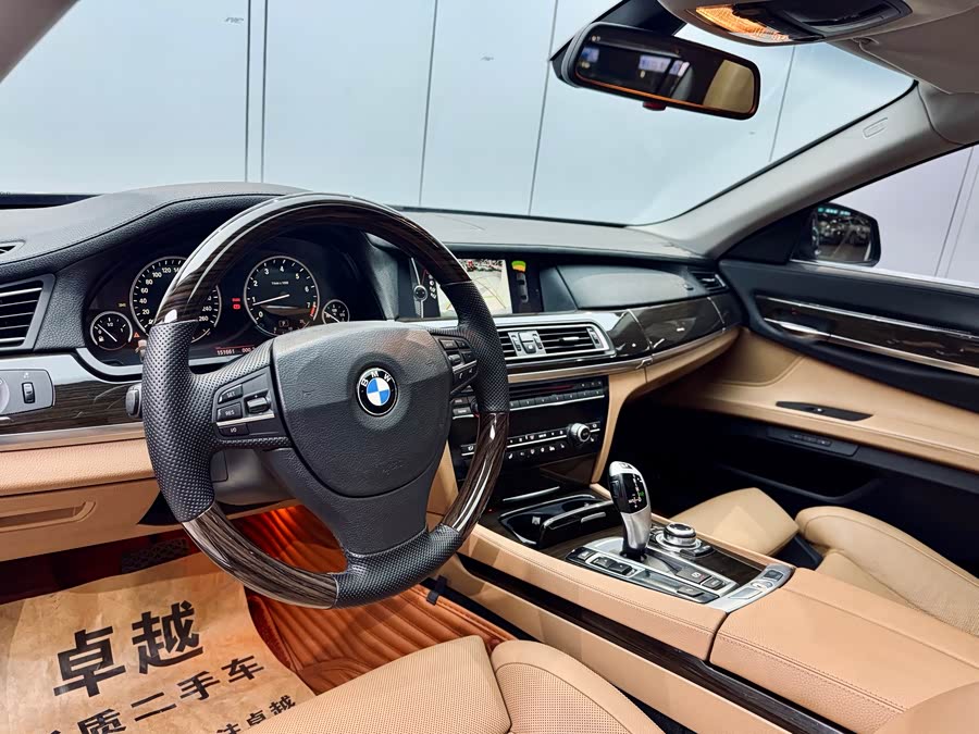 BMW 7 Series 2010 car image #9