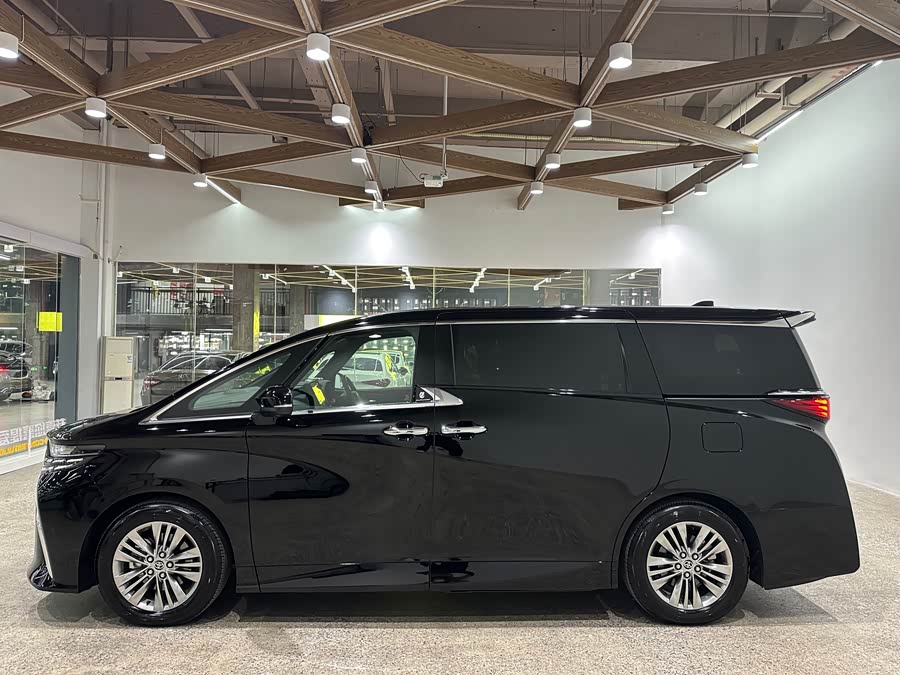 Toyota 2025 car image #9