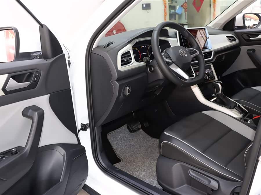 Volkswagen T-Roc 2023 car image #9