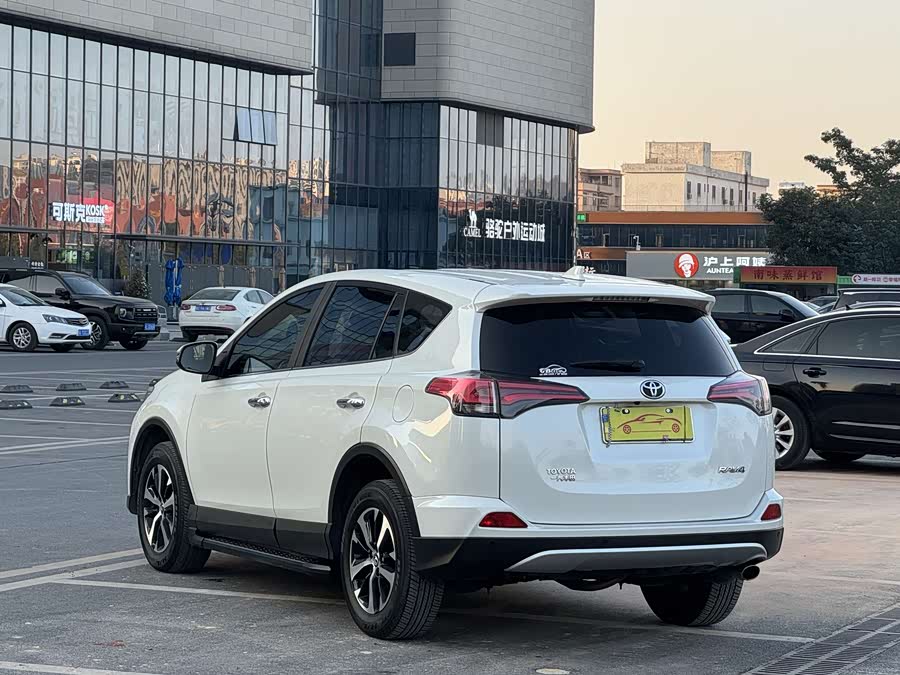 Toyota RAV4 2017 car image #9