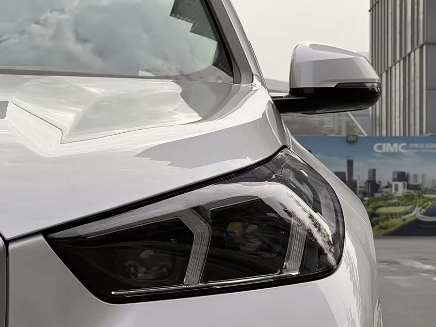 BMW iX1 2025 car image #9