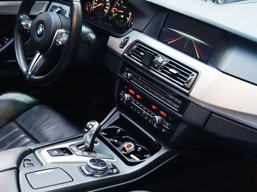 BMW M5 2014 car image #9