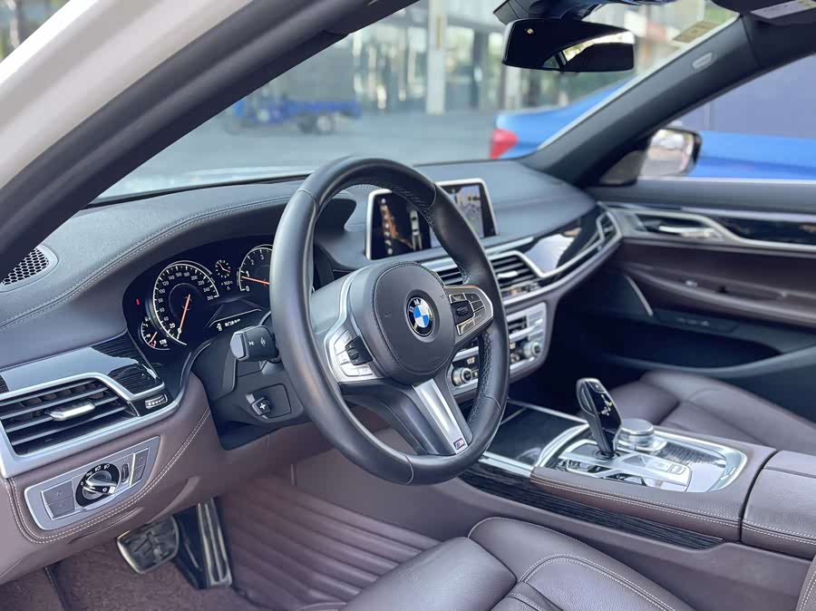 BMW 7 Series 2018 car image #9