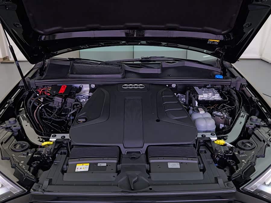 Audi Q7 2022 car image #9