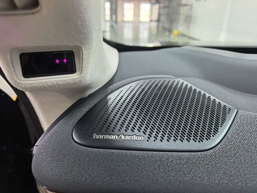 Lynk & Co 900 2025 car image #9