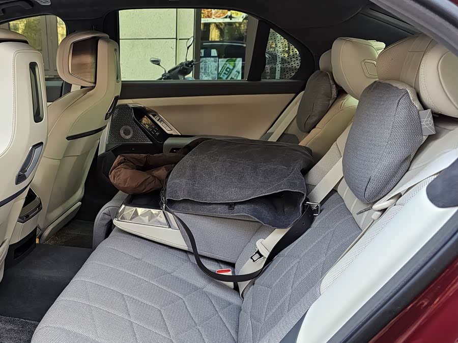 BMW i7 2023 car image #9