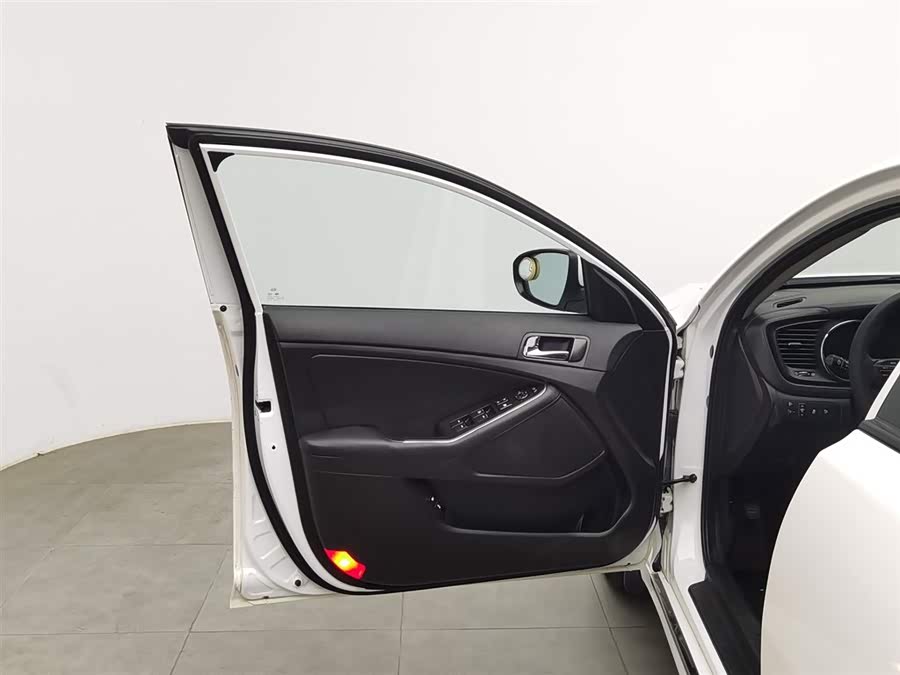 Kia K5 2015 car image #9