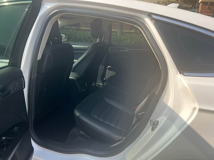 Ford Mondeo 2019 car image #9