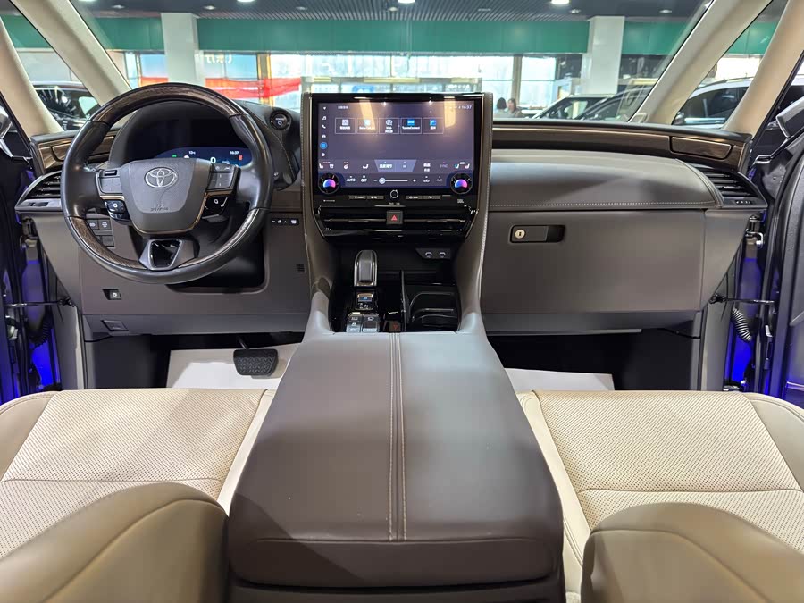 Toyota Alphard 2024 car image #9