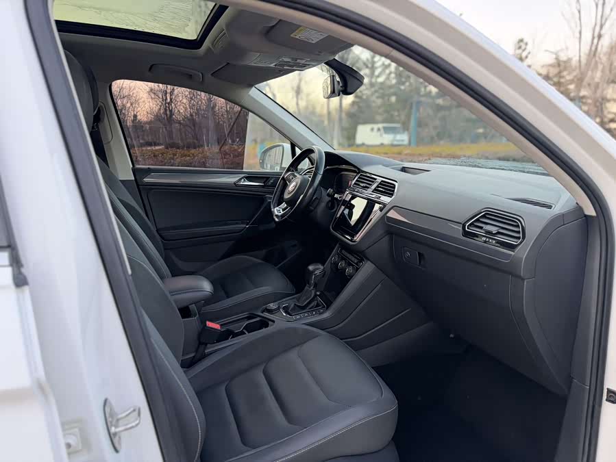 Volkswagen Tiguan L 2021 #9 Volkswagen Tiguan L 2021 car image #9
