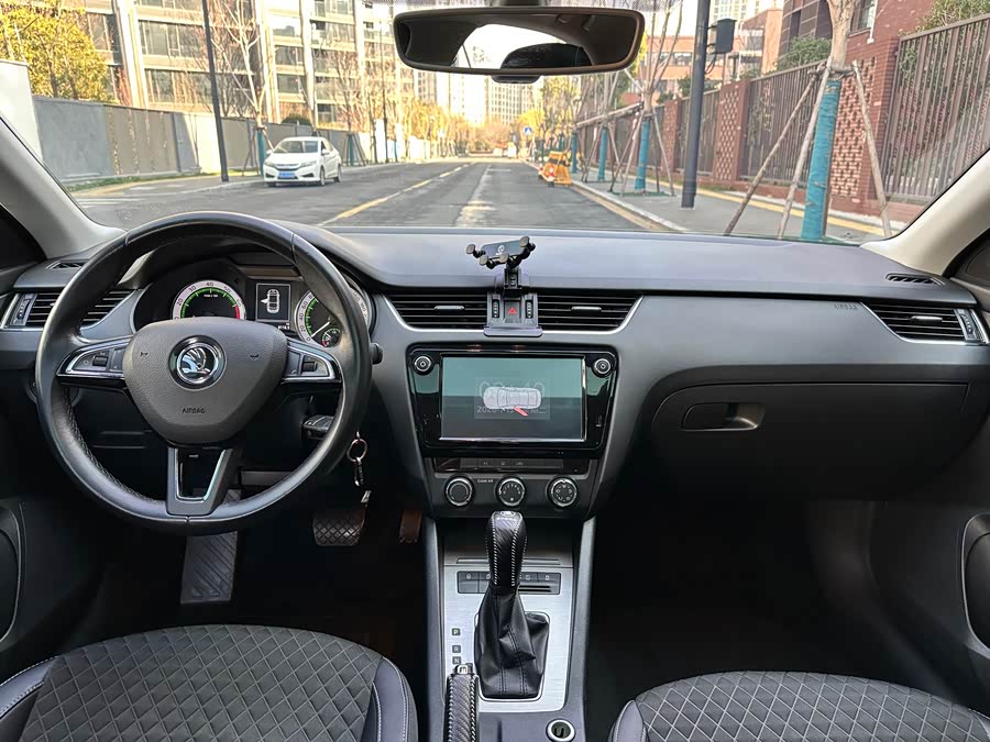Skoda Octavia 2018 car image #9
