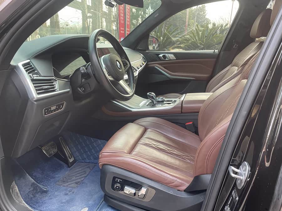 BMW X7 2020 car image #9