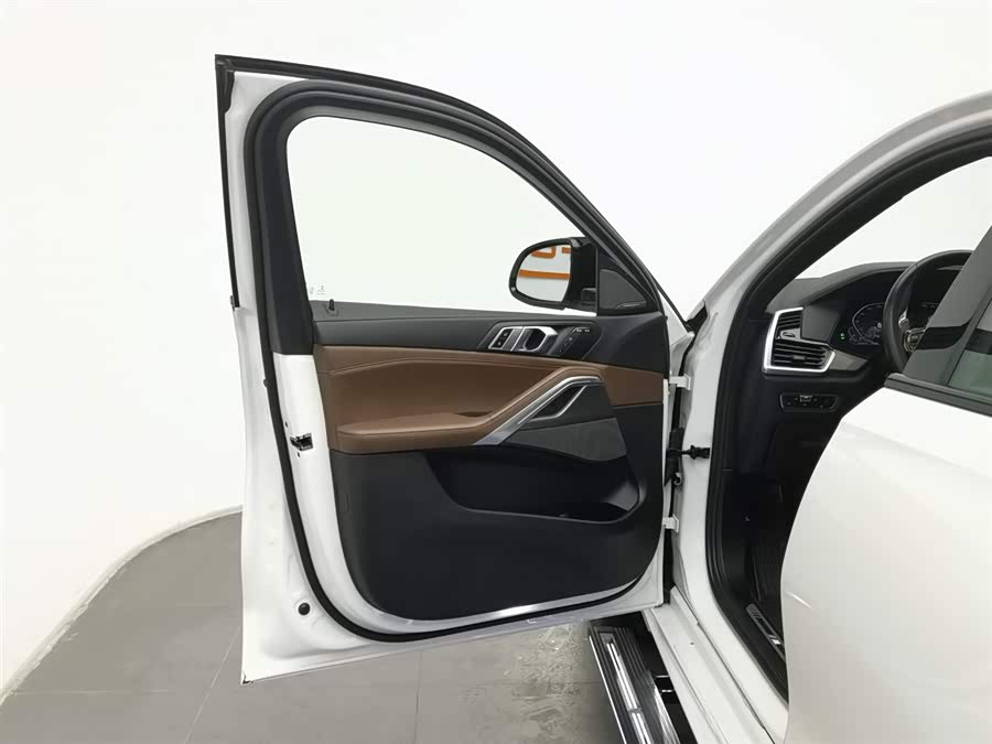 BMW X6 2022 car image #9