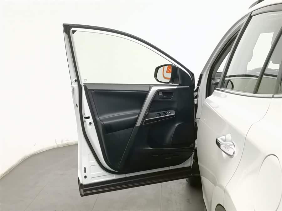 Toyota RAV4 2019 car image #9